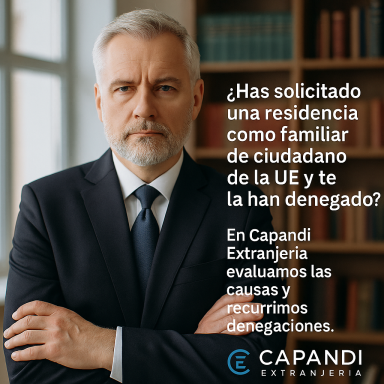  Abogado de extranjería explicando el trámite de residencia como familiar comunitario