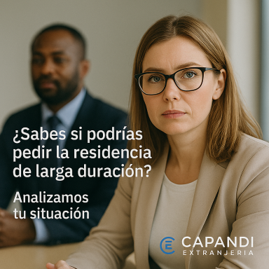 Mujer inmigrante en consulta jurídica sobre residencia de larga duración